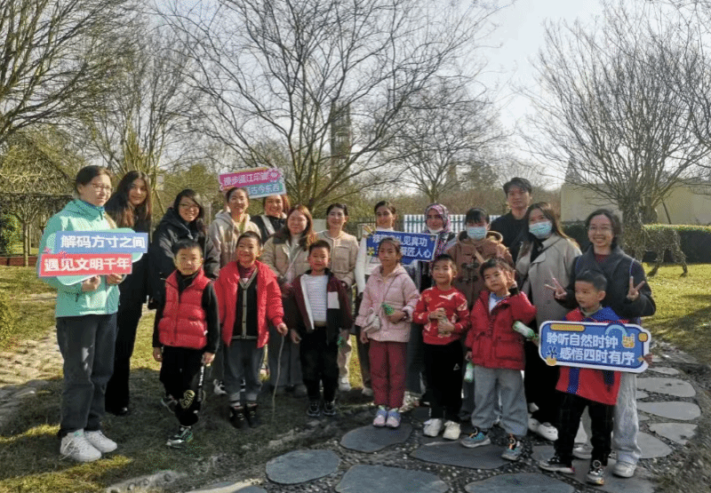 “蜀读中国”中外学生社会实践系列活动——402cc永利官网留学生走进社区 共绘绿色与艺术交融的多彩画卷